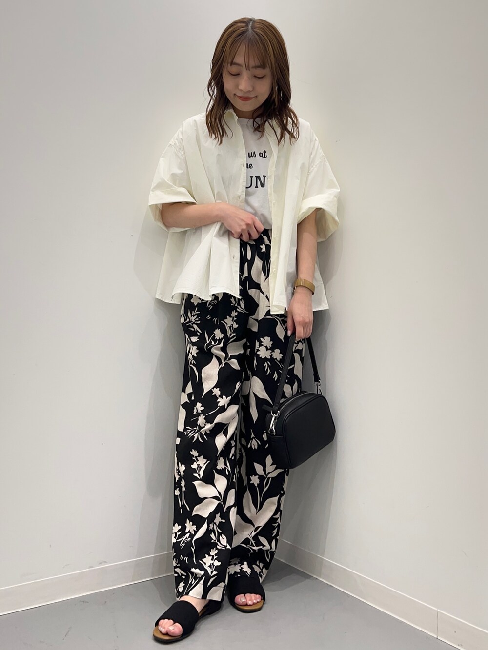 ブラック系のその他パンツ、ホワイト系のシャツ/ブラウス、ホワイト系のTシャツ/カットソーを着用したレディースの春コーディネートの2枚目の写真