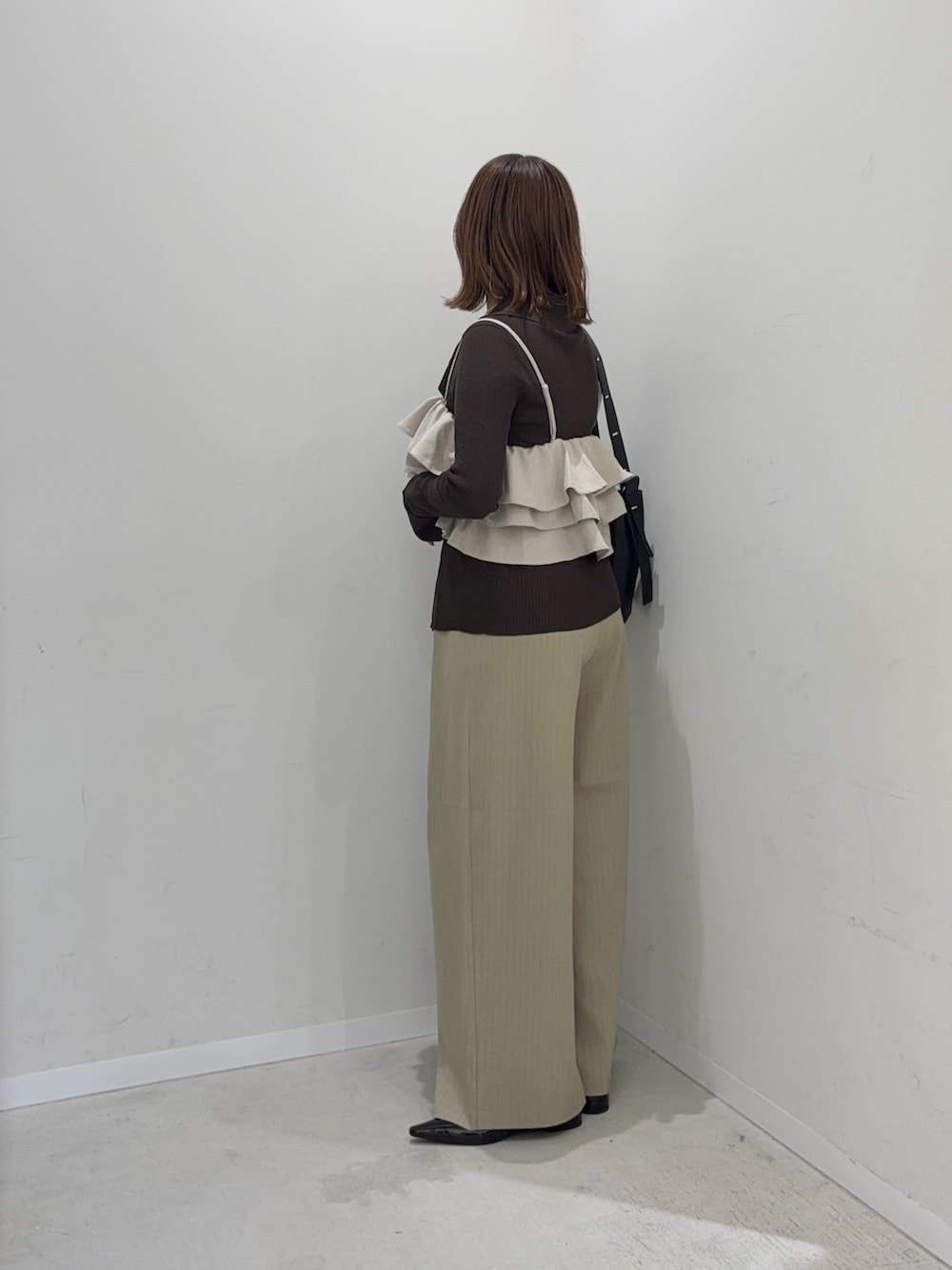 ベージュ系のキャミソール、ブラウン系のカーディガン/ボレロ、ベージュ系のその他パンツを着用したレディースの秋コーディネートの3枚目の写真