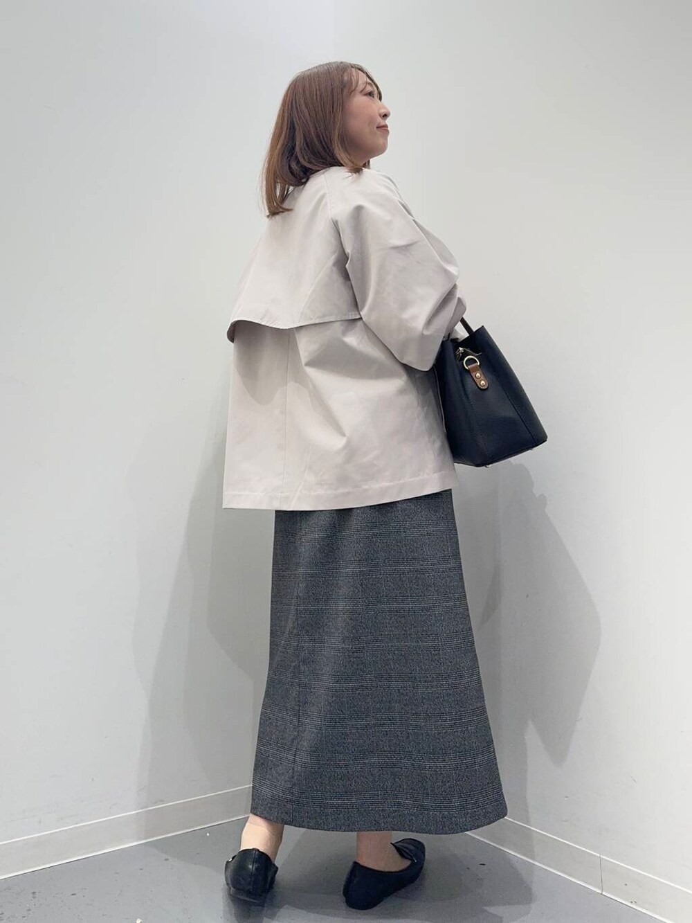 ブラック系のローファー、ブラック系のトートバッグ、その他のワンピースを着用したレディースの秋コーディネートの2枚目の写真