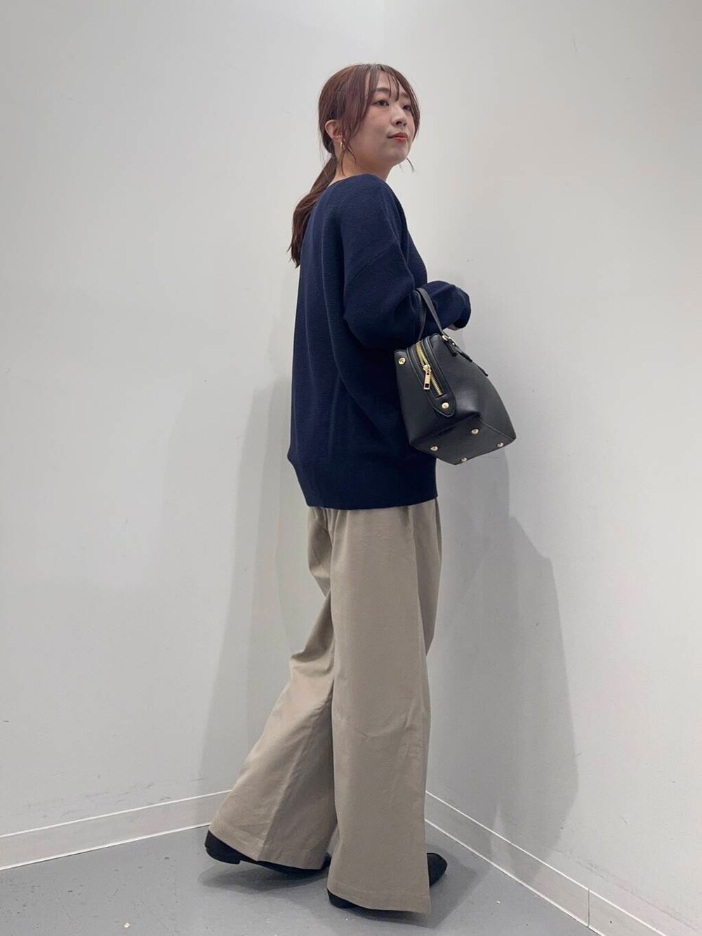 ブラック系のローファー、ベージュ系のその他パンツ、ブラック系のトートバッグを着用したレディースの春コーディネートの5枚目の写真