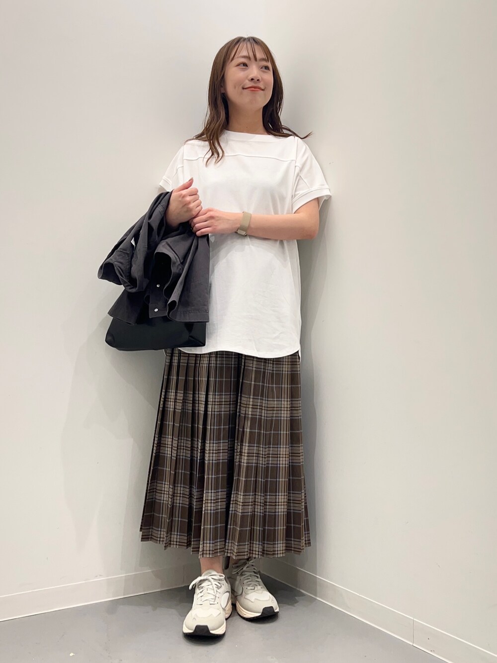 ホワイト系のトップス、グレー系のその他アウター、ブラウン系のスカートを着用したレディースの夏コーディネートの8枚目の写真