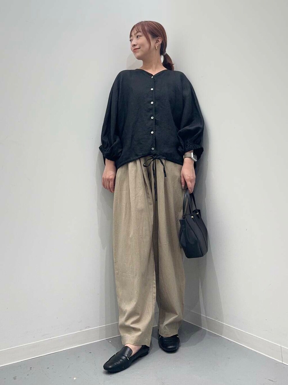 ブラック系のローファー、ブラック系のシャツ/ブラウス、ブラック系のショルダーバッグを着用したレディースの夏コーディネートの3枚目の写真