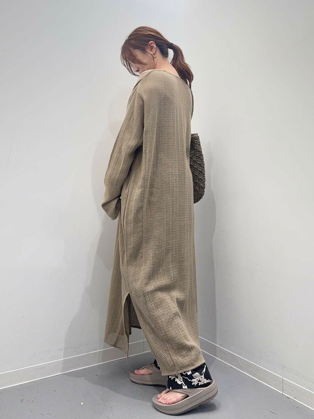 ベージュ系のサンダル、ブラック系のその他パンツ、グレー系のトートバッグを着用したレディースの春コーディネートの4枚目の写真