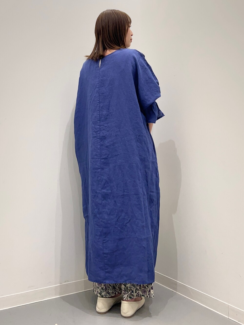 ブルー系のワンピース、パープル系のその他パンツ、ホワイト系のトートバッグを着用したレディースの春コーディネートの5枚目の写真