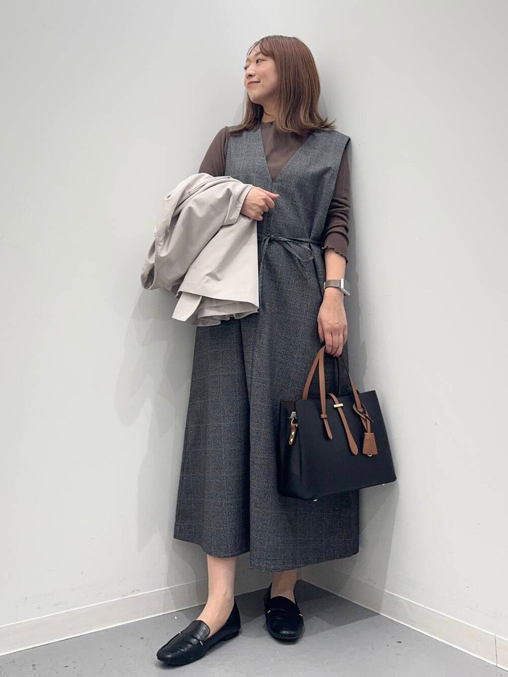 ブラック系のローファー、ブラック系のトートバッグ、その他のワンピースを着用したレディースの秋コーディネートの5枚目の写真