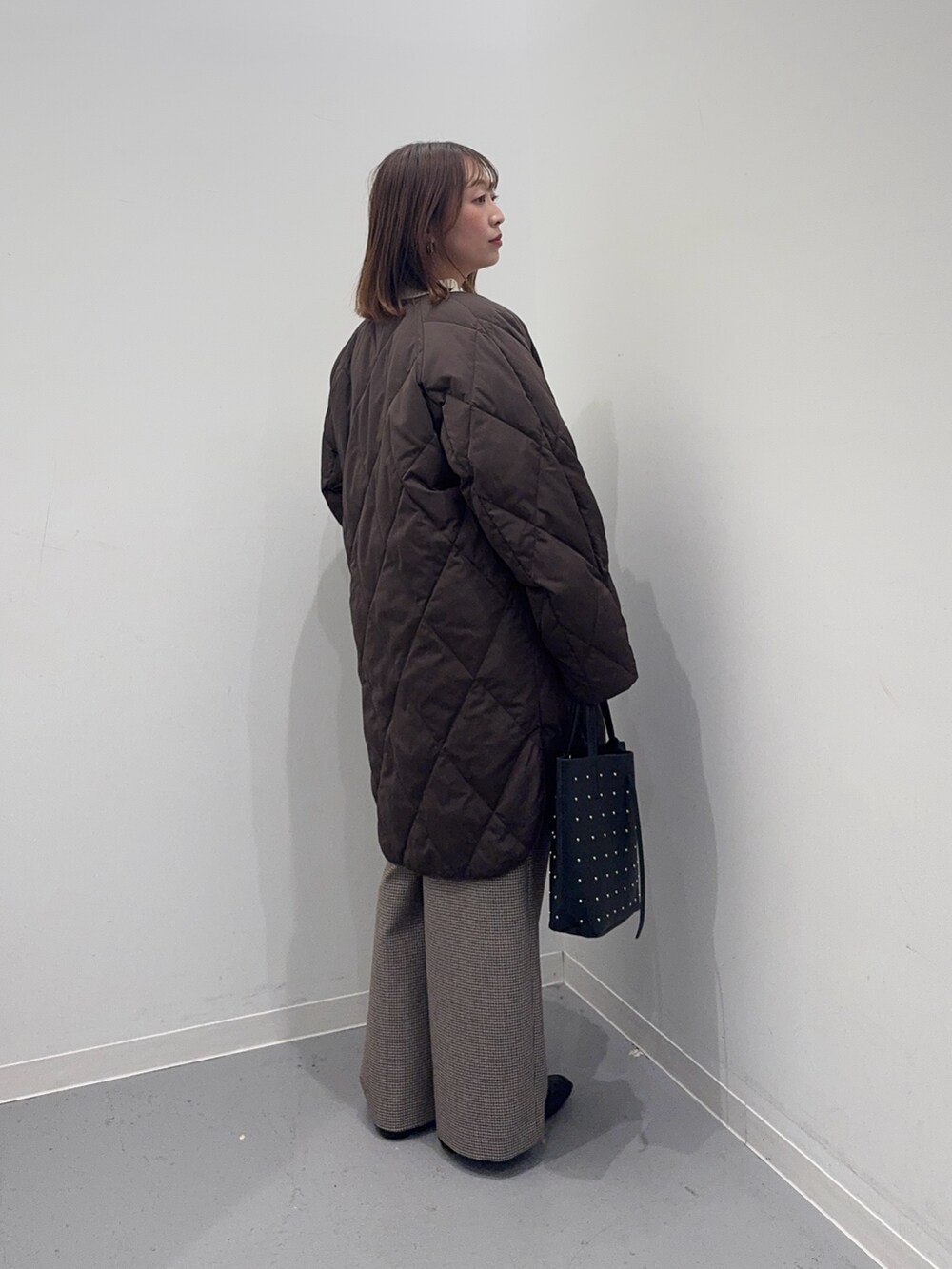 ブラウン系のダウンジャケット/コート、グリーン系のその他パンツ、ブラック系のローファーを着用したレディースの冬コーディネートの3枚目の写真