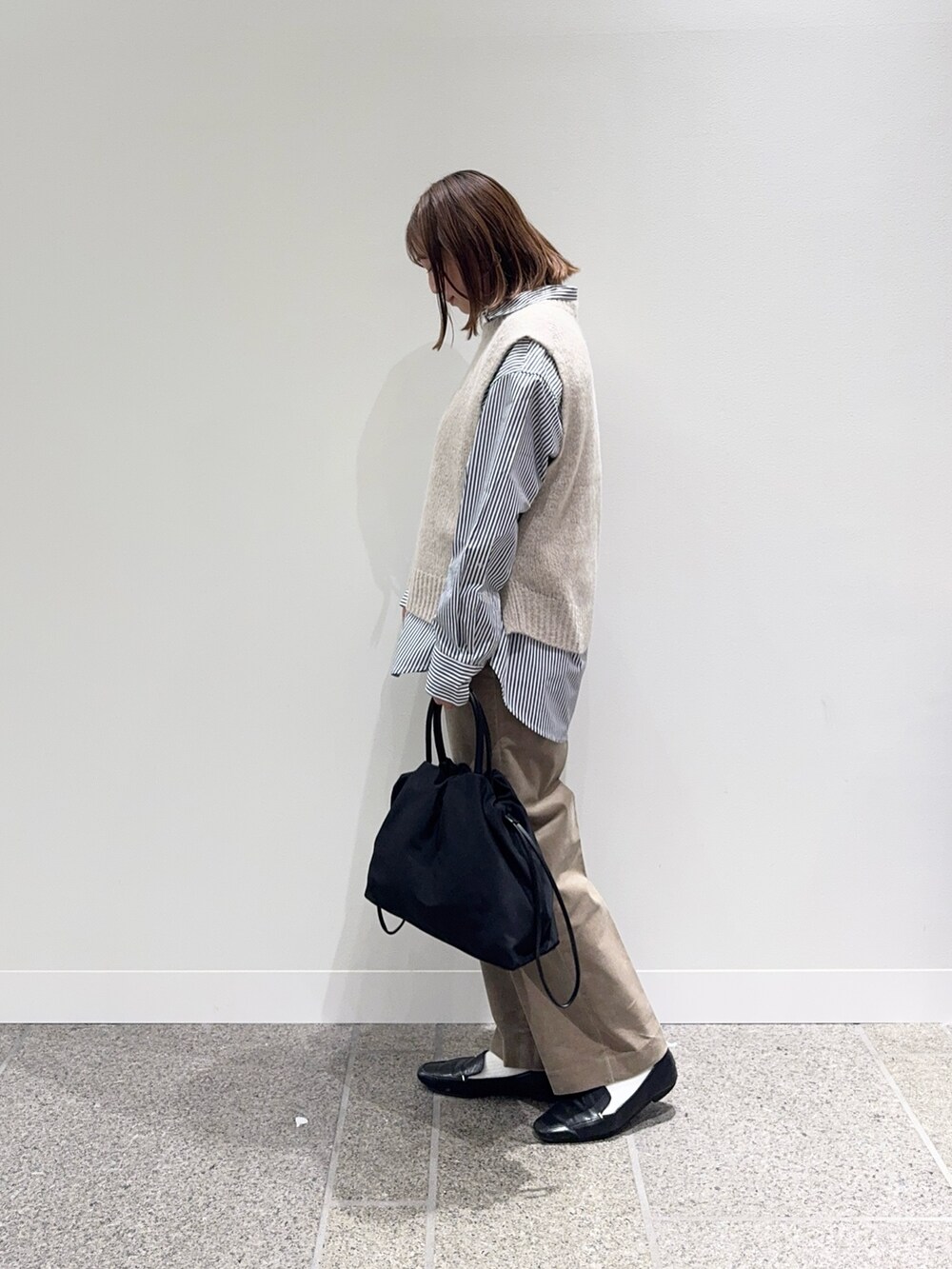 ブルー系のシャツ/ブラウス、ベージュ系のその他パンツ、ブラック系のローファーを着用したレディースの秋コーディネートの3枚目の写真