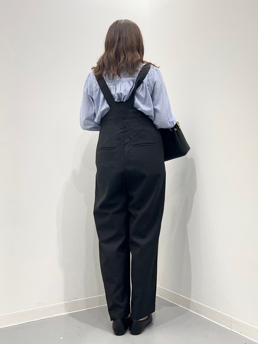 ブルー系のサロペット/オーバーオール、ブルー系のトップス、ブラック系のバレエシューズを着用したレディースの夏コーディネートの5枚目の写真