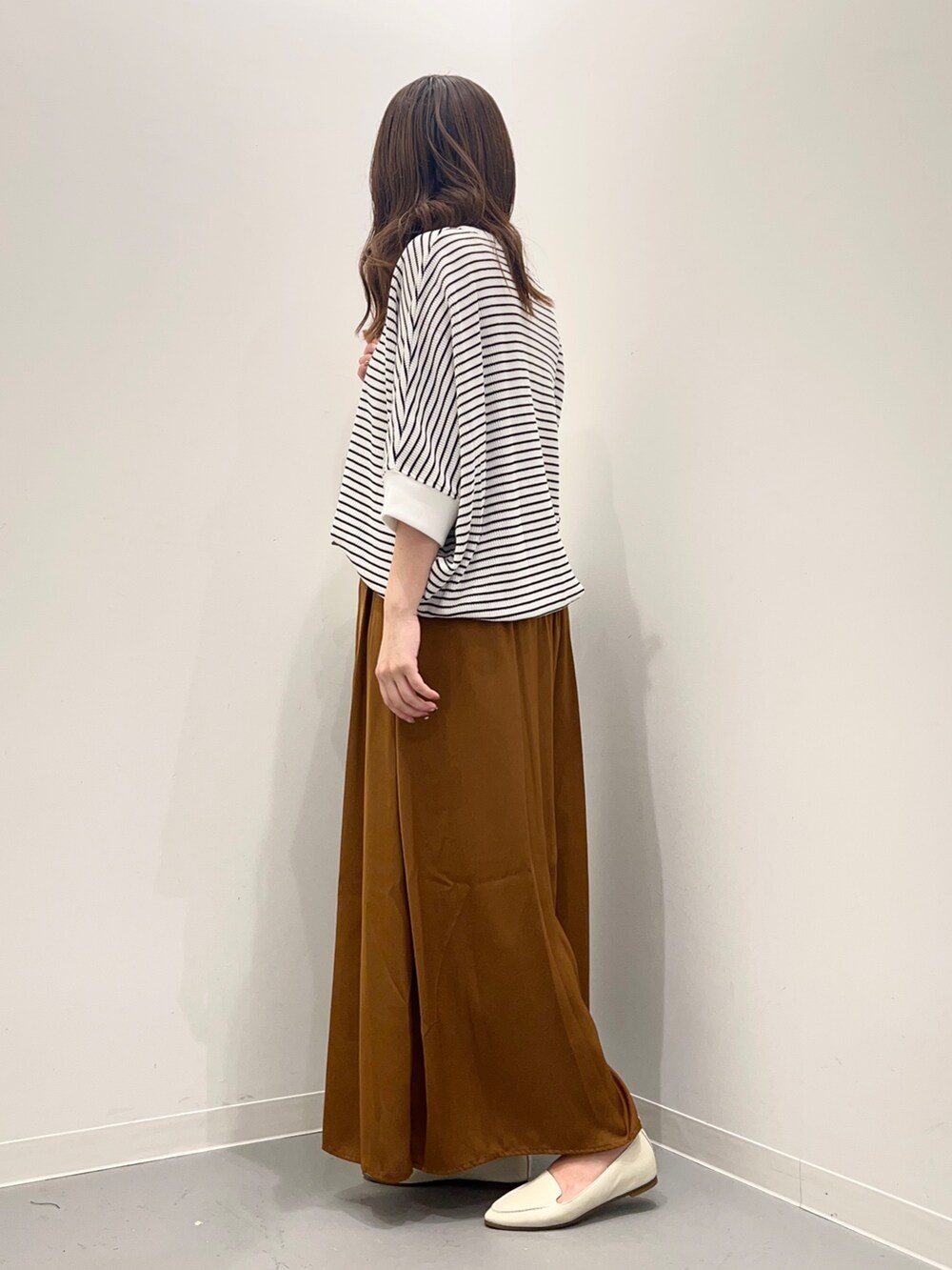 ホワイト系のTシャツ/カットソー、イエロー系のその他パンツ、ブラック系のトートバッグを着用したレディースの夏コーディネートの4枚目の写真