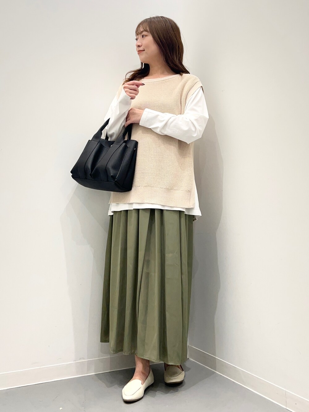 ホワイト系のベスト、グリーン系のその他パンツ、ベージュ系のTシャツ/カットソーを着用したレディースの夏コーディネートの2枚目の写真