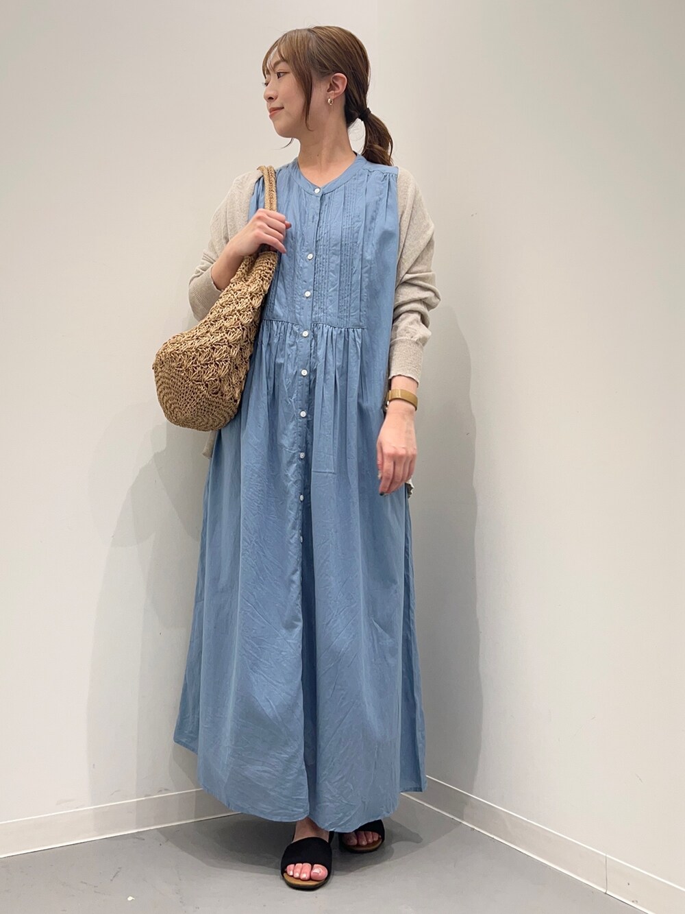 ブルー系のワンピース、ベージュ系のかごバッグ、ベージュ系のカーディガン/ボレロを着用したレディースの春コーディネートの7枚目の写真