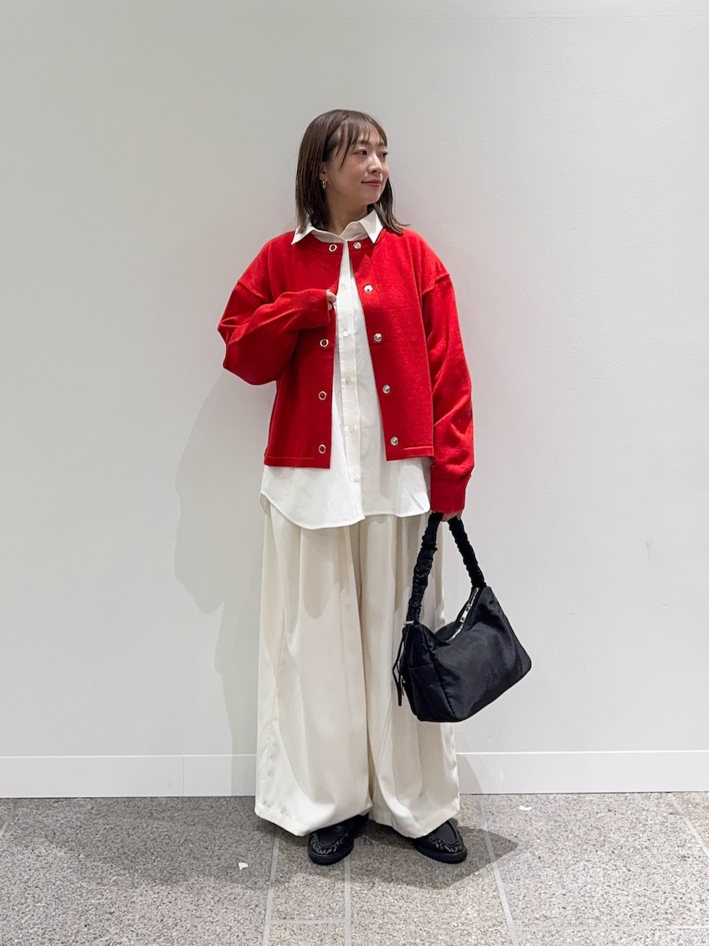 レッド系のカーディガン/ボレロ、ホワイト系のシャツ/ブラウス、ホワイト系のその他パンツを着用したレディースの冬コーディネートの2枚目の写真