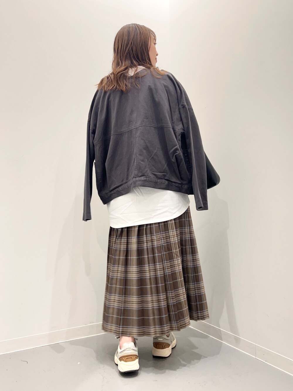 ホワイト系のトップス、グレー系のその他アウター、ブラウン系のスカートを着用したレディースの夏コーディネートの4枚目の写真