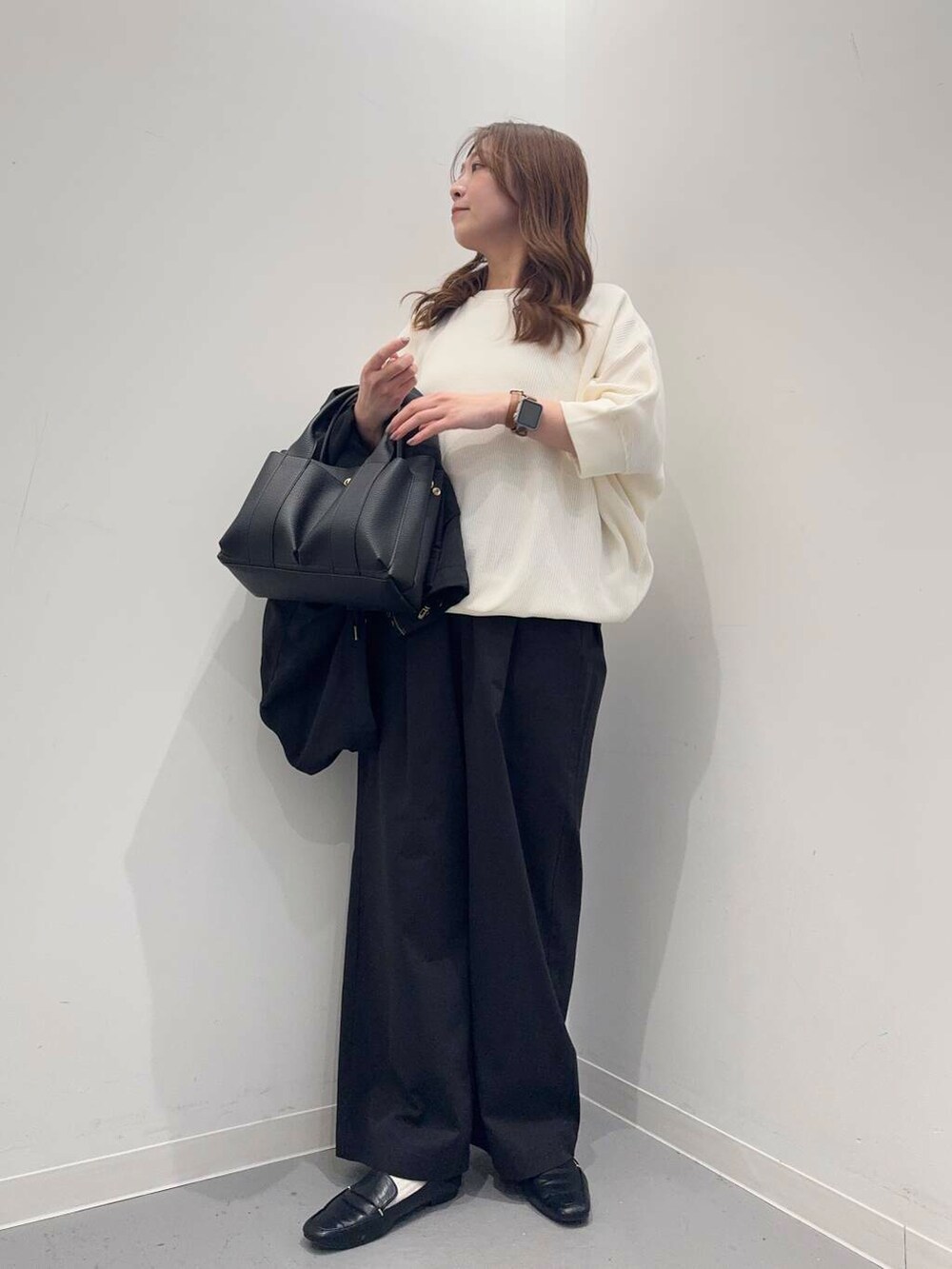 ブラック系のローファー、ベージュ系のTシャツ/カットソー、ブラック系のトートバッグを着用したレディースの春コーディネートの6枚目の写真