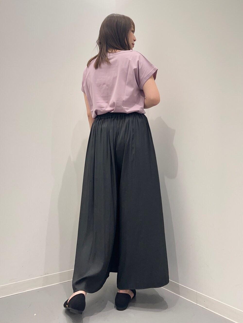パープル系のTシャツ/カットソー、ブラック系のその他パンツ、ブラック系のサンダルを着用したレディースの夏コーディネートの4枚目の写真
