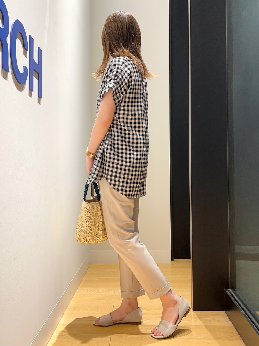 その他のシャツ/ブラウス、ベージュ系のその他パンツを着用したレディースの夏コーディネートの3枚目の写真