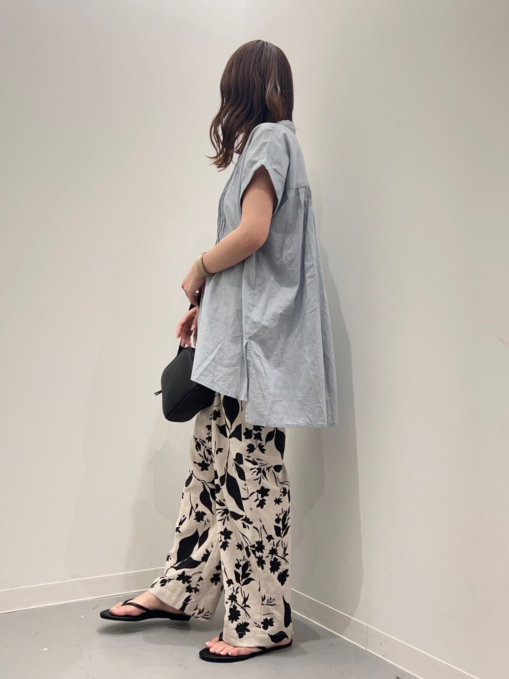 その他のトップス、ベージュ系のその他パンツ、ブラック系のショルダーバッグを着用したレディースの夏コーディネートの5枚目の写真