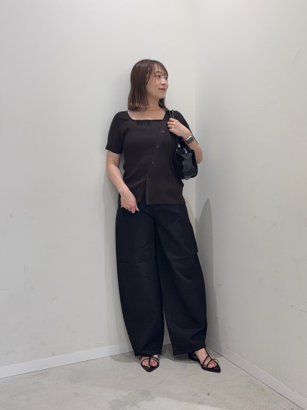 ブラウン系のニット/セーター、ブラック系のその他パンツ、ブラック系のサンダルを着用したレディースの夏コーディネートの3枚目の写真