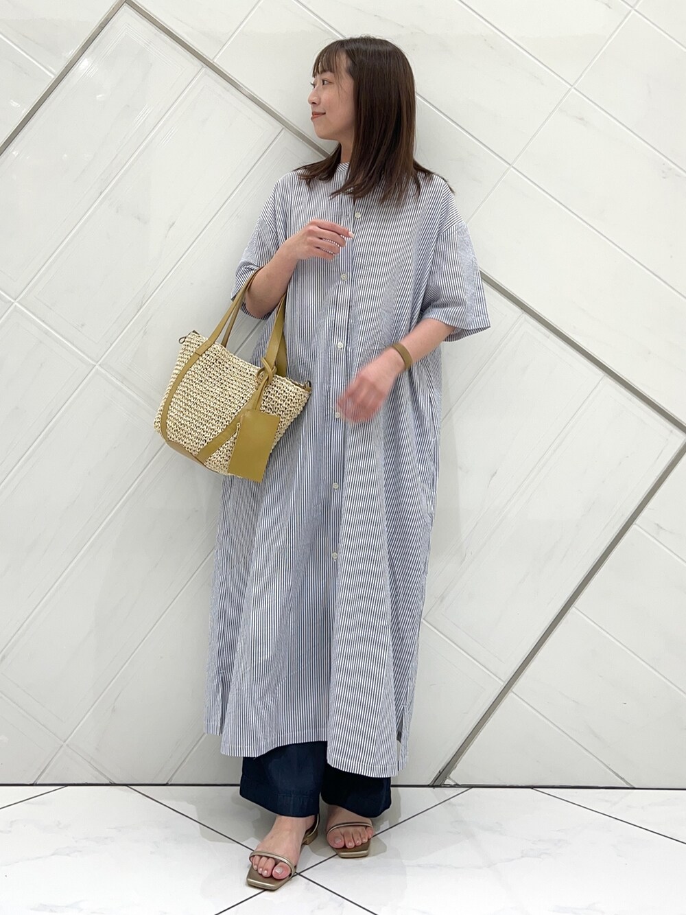 ブルー系のワンピース/ドレス、ブルー系のその他パンツ、ゴールド系のサンダルを着用したレディースの夏コーディネートの6枚目の写真