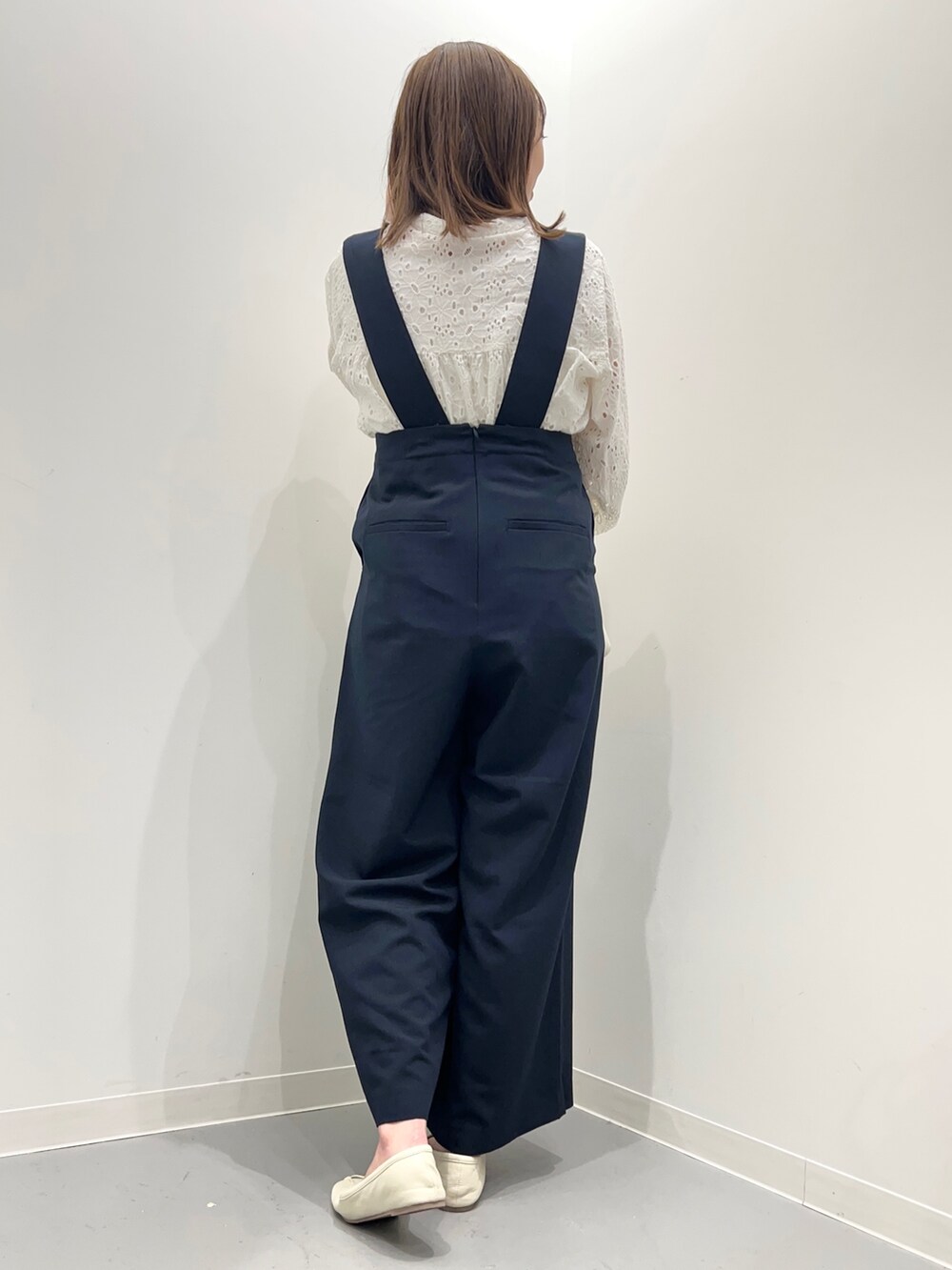 ホワイト系のシャツ/ブラウス、ブルー系のサロペット/オーバーオール、グレー系のノーカラージャケットを着用したレディースの春コーディネートの7枚目の写真