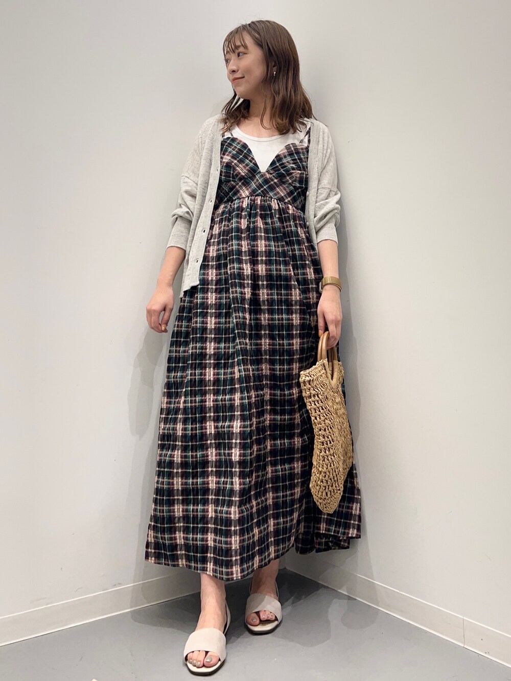 ブルー系のワンピース、グレー系のカーディガン/ボレロ、ホワイト系のタンクトップを着用したレディースの夏コーディネートの4枚目の写真