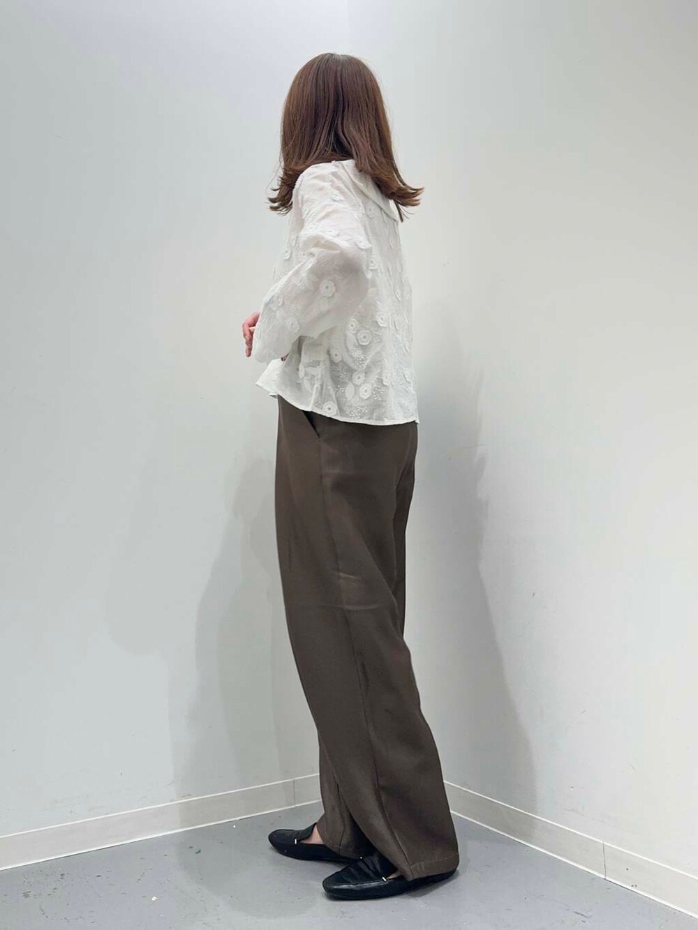 ブラック系のローファー、ブラック系のショルダーバッグ、ブラウン系のその他パンツを着用したレディースの秋コーディネートの4枚目の写真