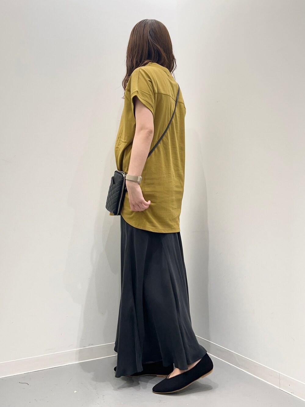 その他のトップス、グレー系のスカートを着用したレディースの夏コーディネートの3枚目の写真