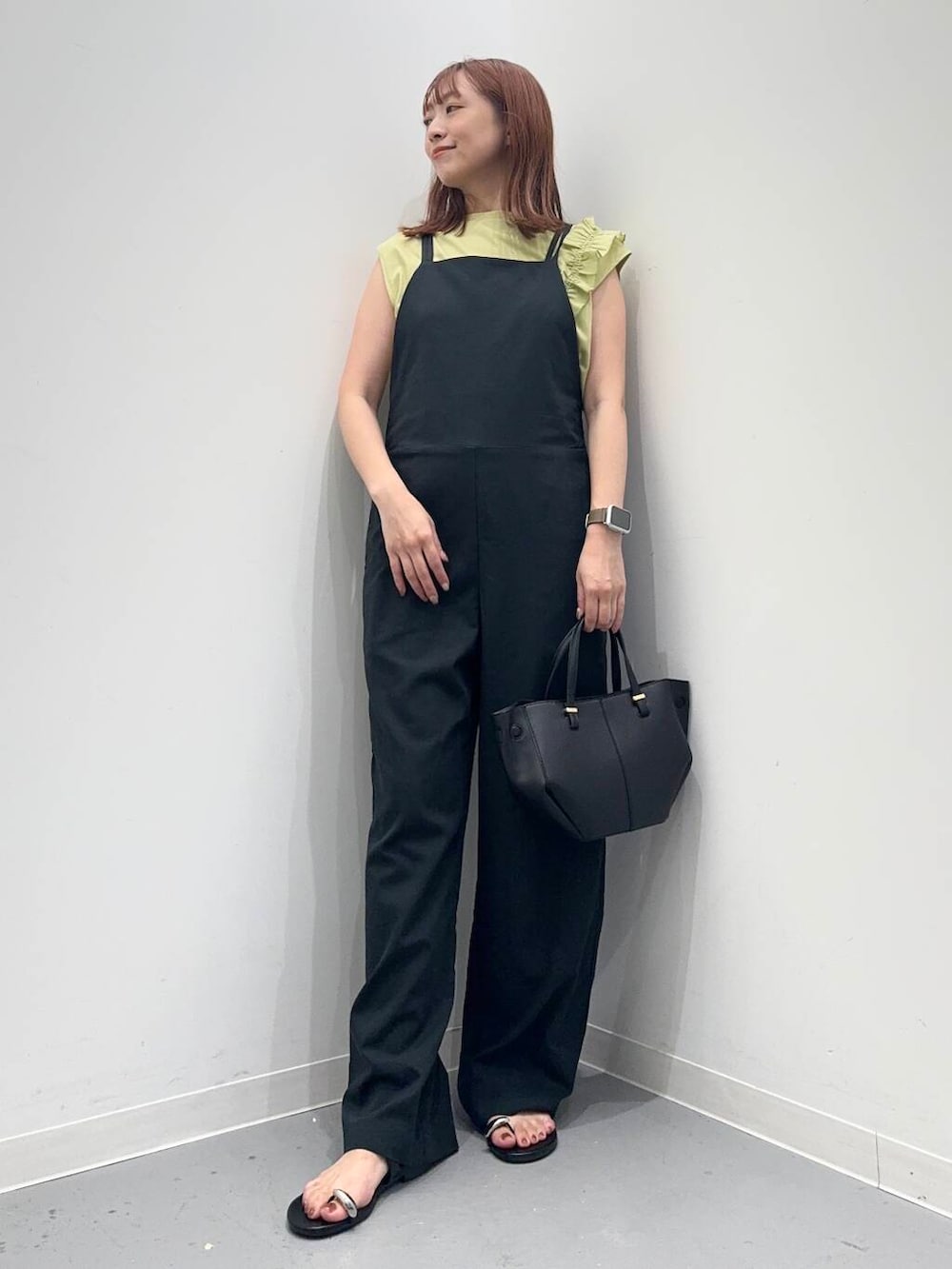 ブラック系のサンダル、ブラック系のショルダーバッグ、ブラック系のサロペット/オーバーオールを着用したレディースの夏コーディネートの5枚目の写真