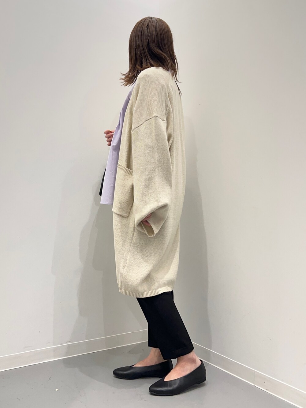 パープル系のシャツ/ブラウス、ホワイト系のカーディガン/ボレロ、ブラック系のその他パンツを着用したレディースの春コーディネートの3枚目の写真