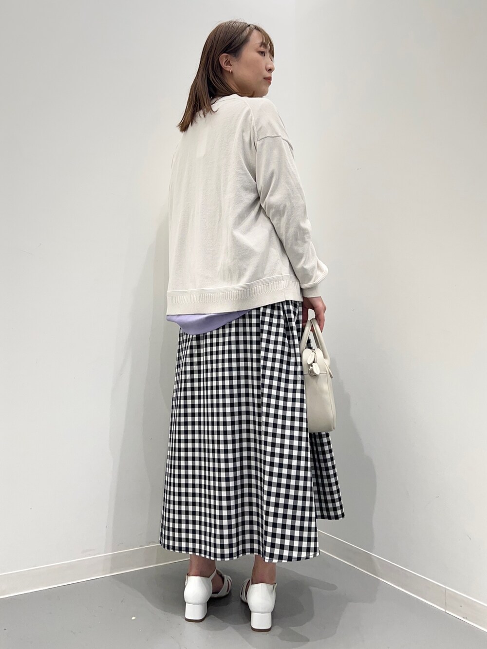 その他のスカート、パープル系のTシャツ/カットソーを着用したレディースの春コーディネートの9枚目の写真