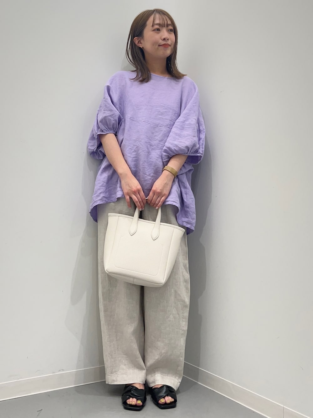 パープル系のシャツ/ブラウス、ベージュ系のその他パンツ、ホワイト系のトートバッグを着用したレディースの春コーディネートの2枚目の写真