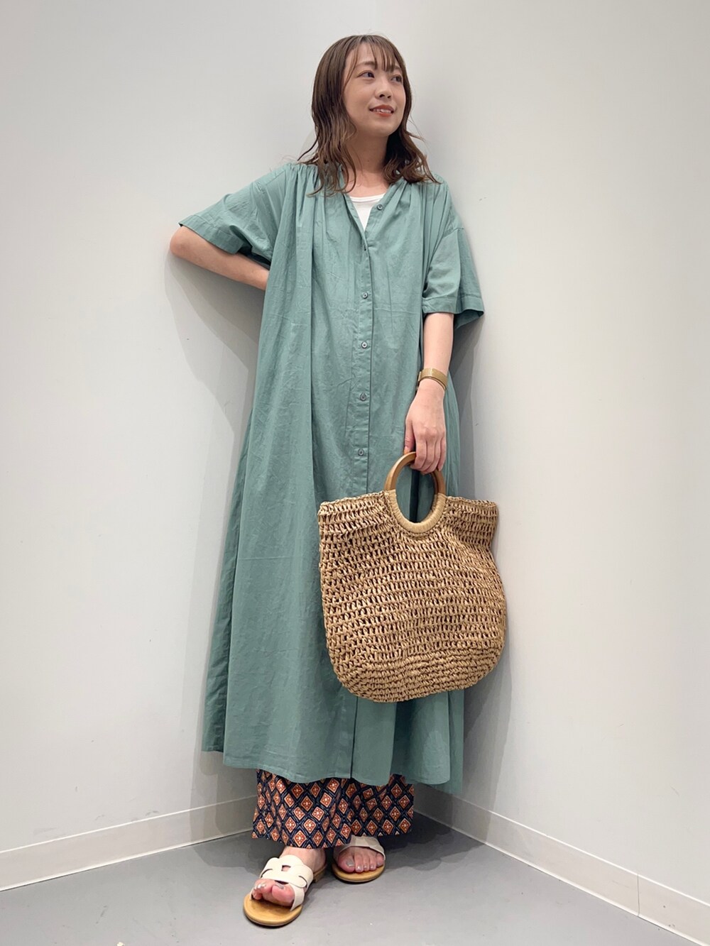 グリーン系のワンピース、ブルー系のその他パンツを着用したレディースの夏コーディネートの2枚目の写真