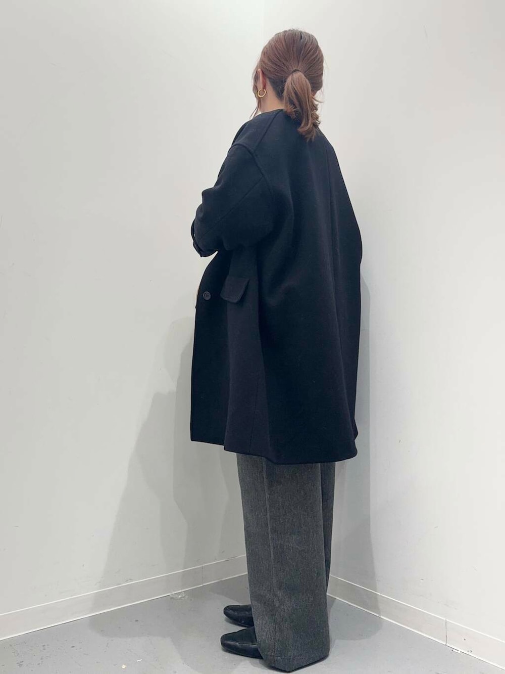 ブラック系のローファー、ブラック系のトートバッグ、ブラック系のその他アウターを着用したレディースの冬コーディネートの3枚目の写真