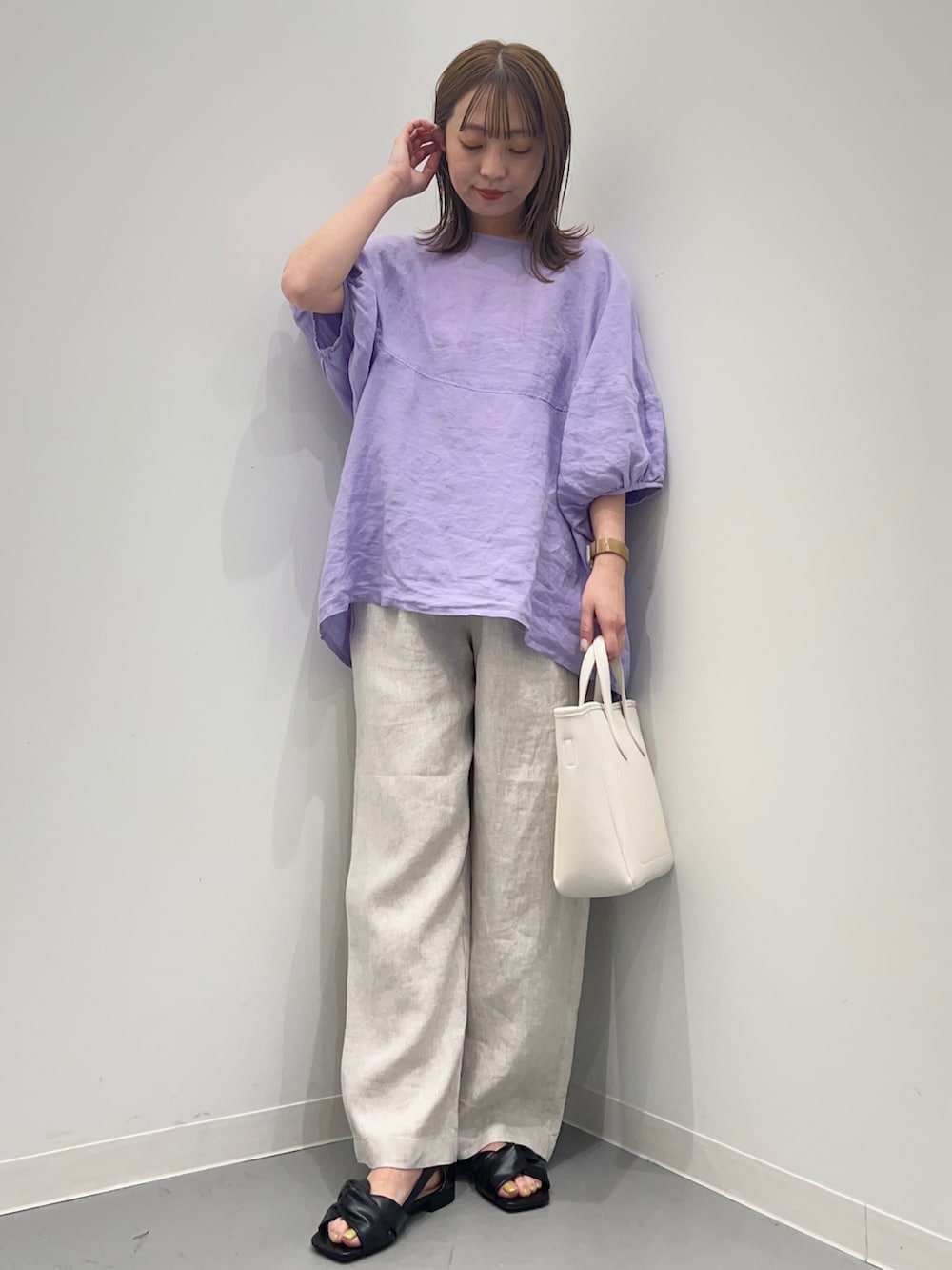 パープル系のシャツ/ブラウス、ベージュ系のその他パンツ、ホワイト系のトートバッグを着用したレディースの春コーディネートの7枚目の写真