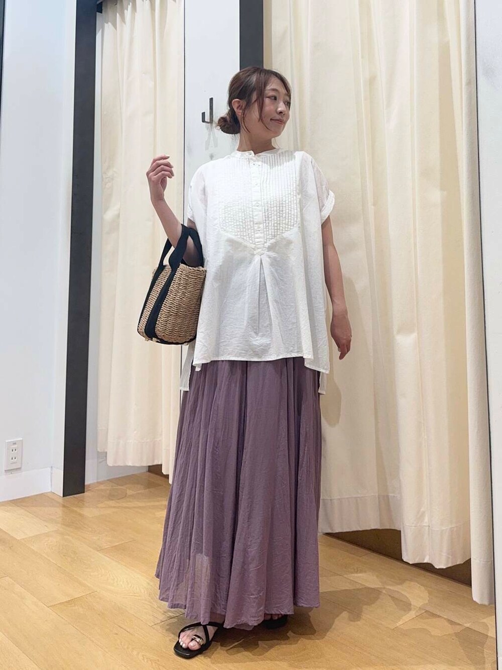 ベージュ系のハンドバッグ、ホワイト系のTシャツ/カットソー、パープル系のスカートを着用したレディースの夏コーディネートの6枚目の写真