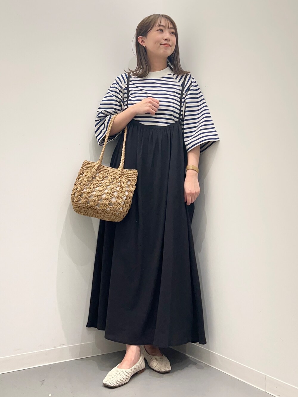 ホワイト系のTシャツ/カットソー、ブラック系のワンピースを着用したレディースの春コーディネートの3枚目の写真