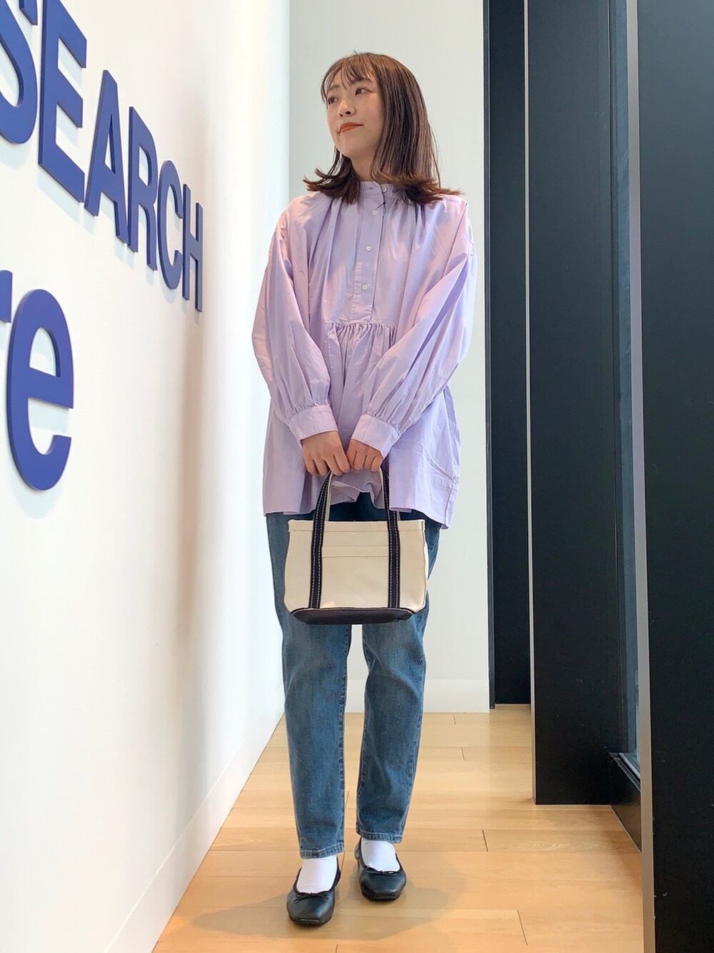 ブルー系のデニムパンツ、パープル系のシャツ/ブラウスを着用したレディースの春コーディネートの2枚目の写真