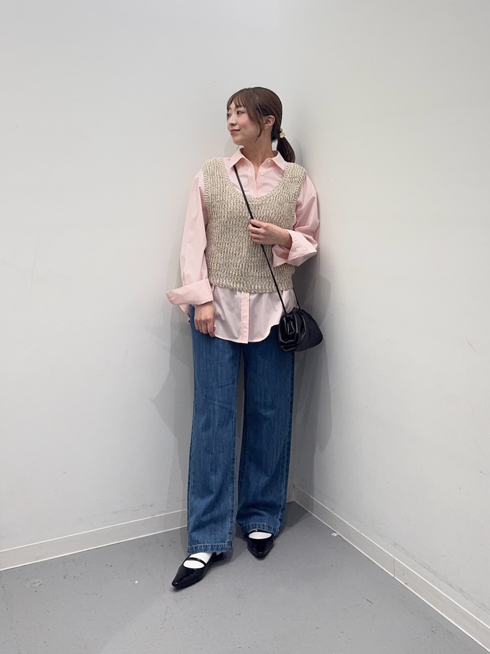 ピンク系のシャツ/ブラウス、ベージュ系のベスト、ブルー系のその他パンツを着用したレディースの春コーディネートの4枚目の写真