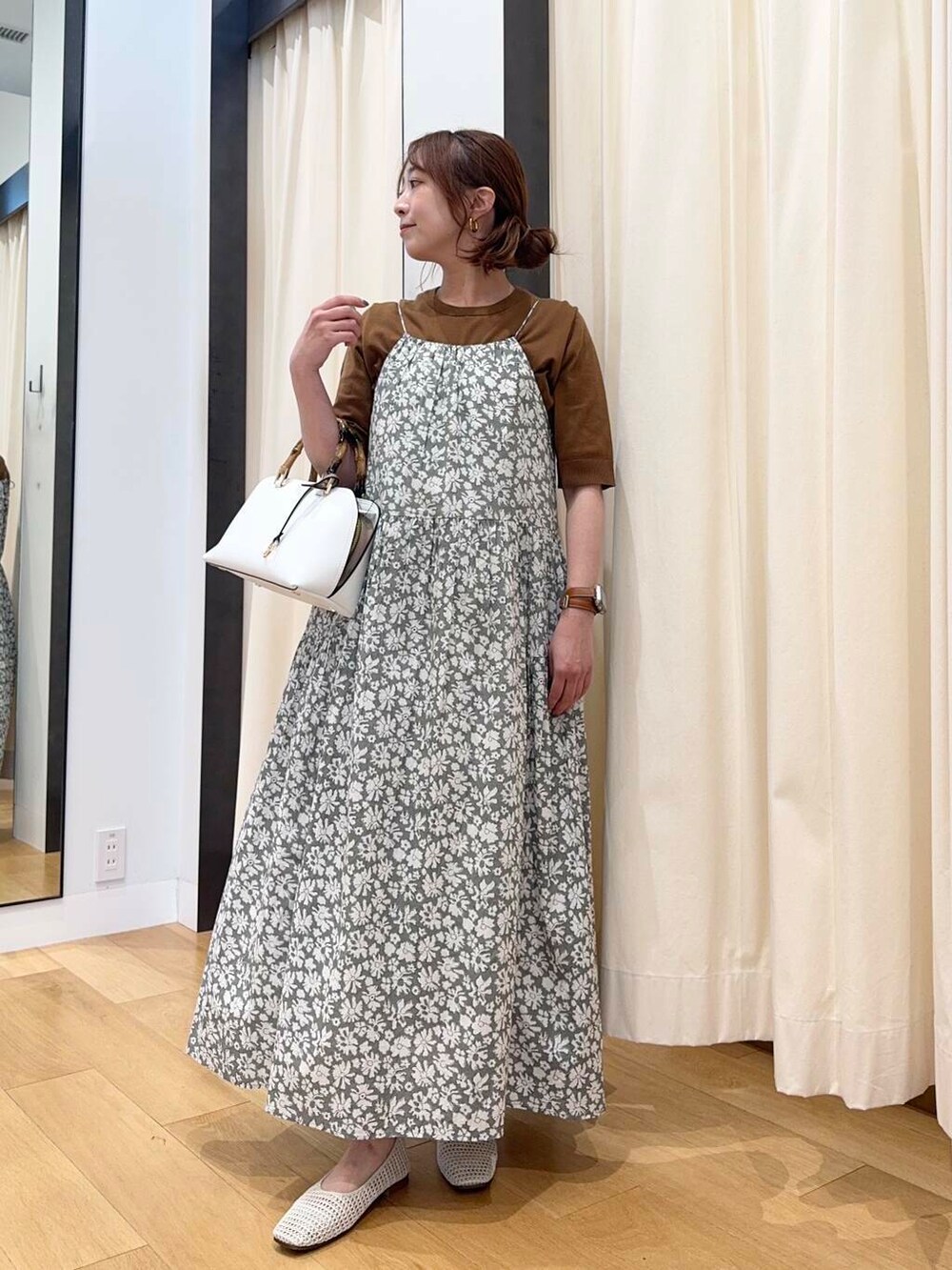 ホワイト系のバレエシューズ、ホワイト系のハンドバッグ、その他のニット/セーターを着用したレディースの春コーディネートの2枚目の写真