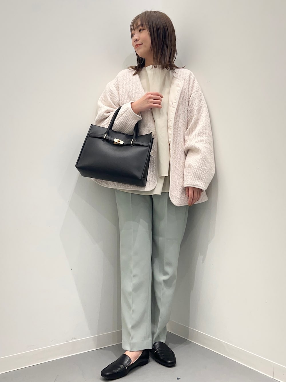 ベージュ系のシャツ/ブラウス、ホワイト系のノーカラージャケット、グリーン系のその他パンツを着用したレディースの春コーディネートの5枚目の写真