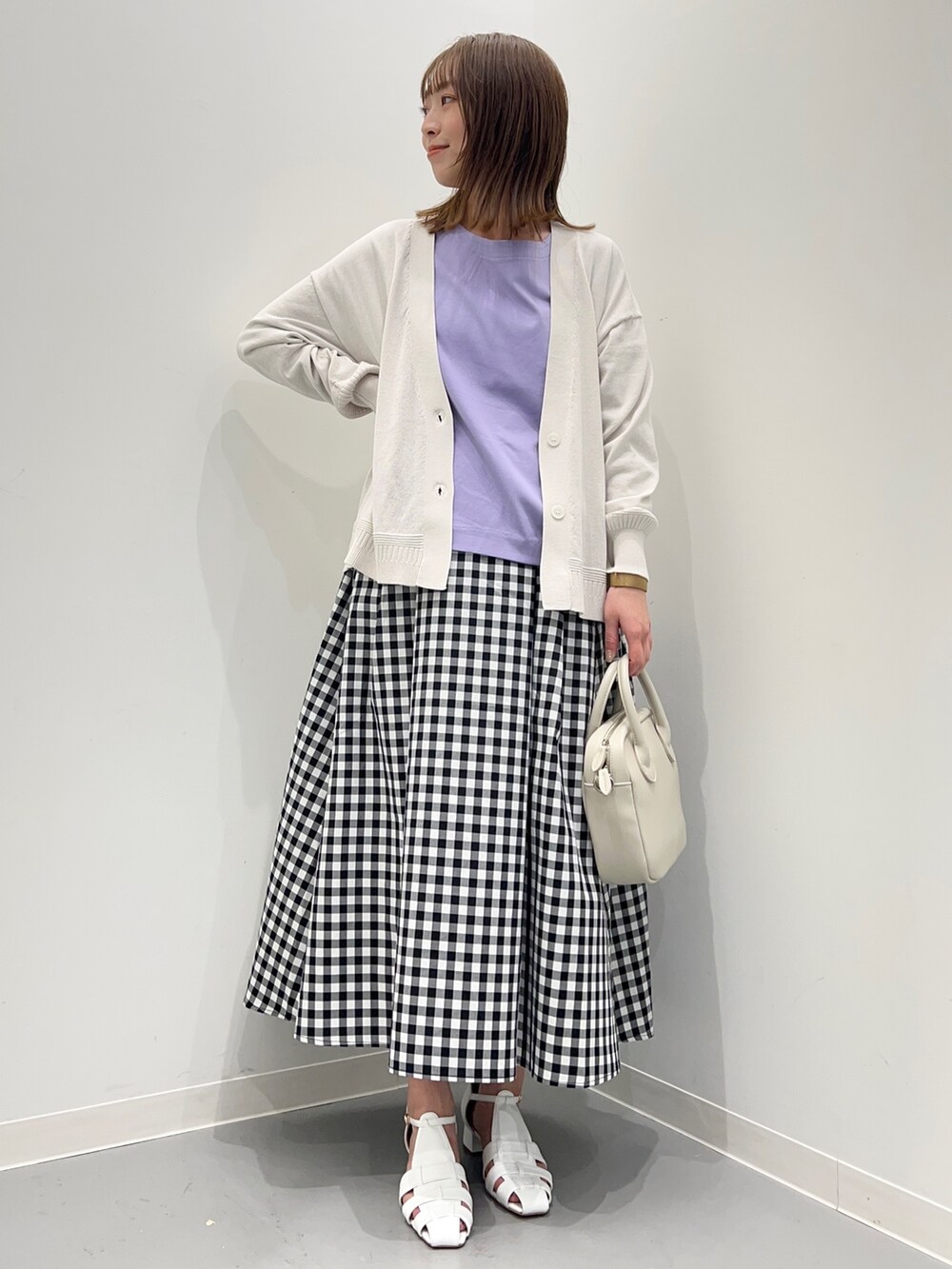 その他のスカート、パープル系のTシャツ/カットソーを着用したレディースの春コーディネートの6枚目の写真