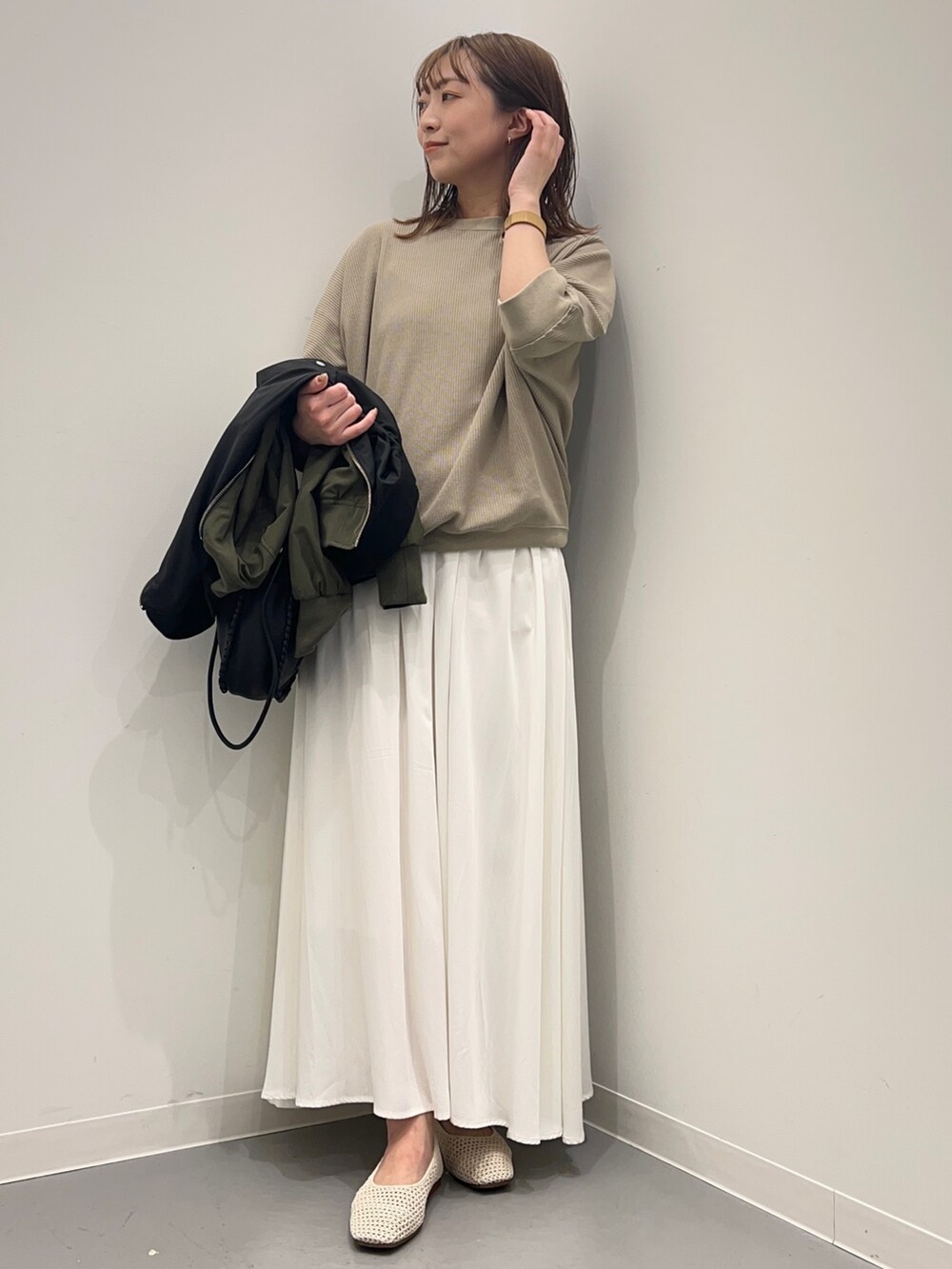 「URBAN RESEARCH DOORSの『WEB/一部店舗限定カラー』タックフライスワイドTシャツ（Tシャツ/カットソー、ベージュ系）」を使った、maikoさん（レディース・154cm）の春コーディネートの7枚目の写真