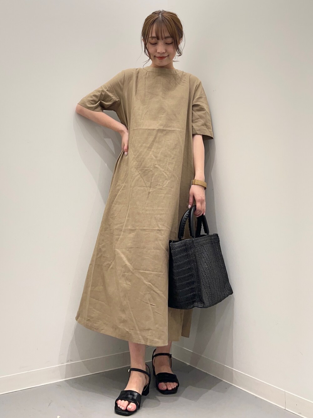 ベージュ系のワンピース、ブラック系のサンダルを着用したレディースの春コーディネートの3枚目の写真