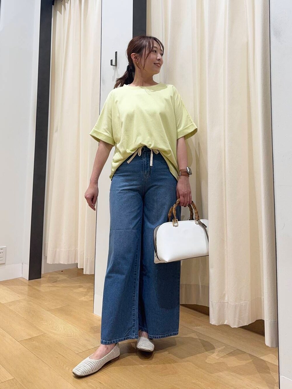 ホワイト系のバレエシューズ、イエロー系のTシャツ/カットソー、ホワイト系のハンドバッグを着用したレディースの夏コーディネートの5枚目の写真