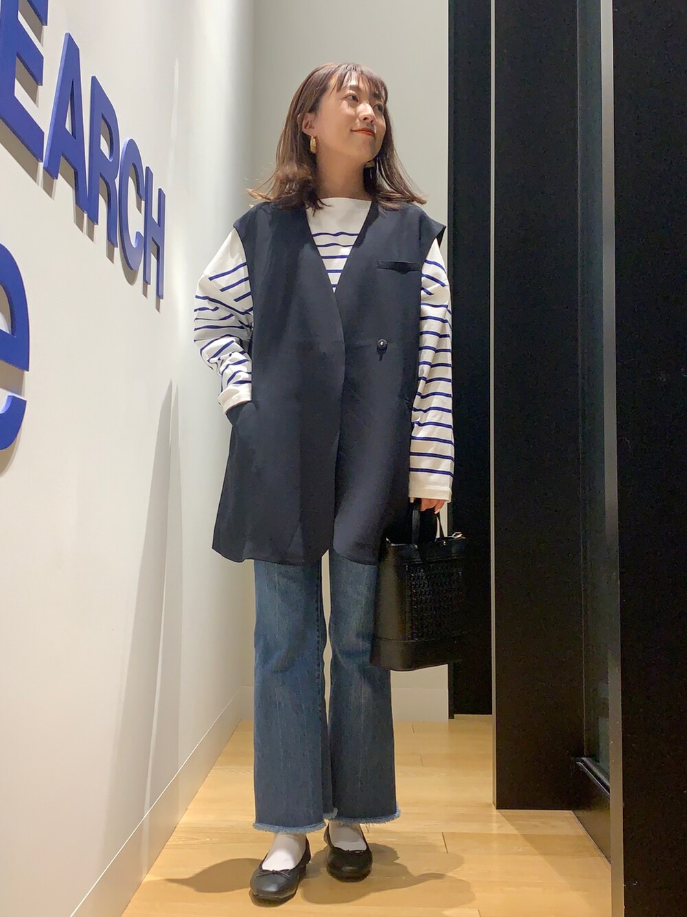 ブルー系のその他アウター、ブルー系のTシャツ/カットソー、ブルー系のデニムパンツを着用したレディースの春コーディネートの4枚目の写真