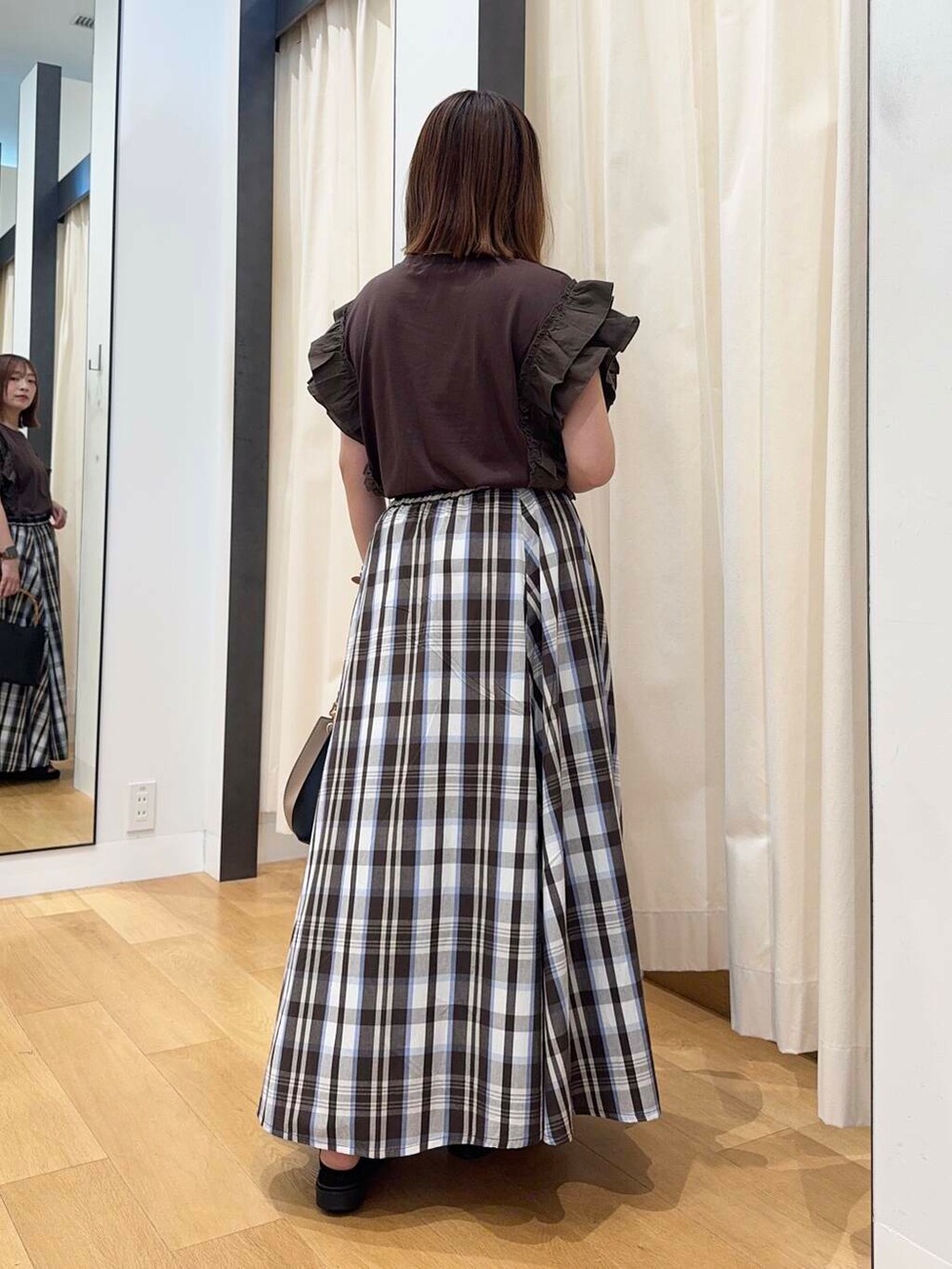 ブラック系のサンダル、ブラウン系のTシャツ/カットソー、ブラック系のハンドバッグを着用したレディースの夏コーディネートの4枚目の写真