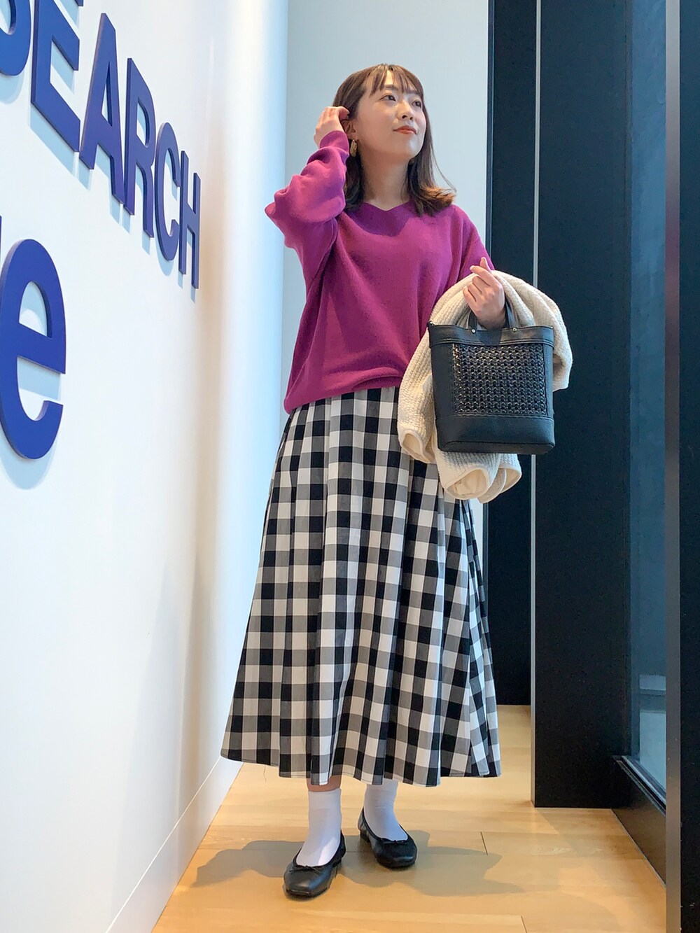 パープル系のニット/セーター、その他のスカート、ホワイト系のノーカラージャケットを着用したレディースの春コーディネートの4枚目の写真