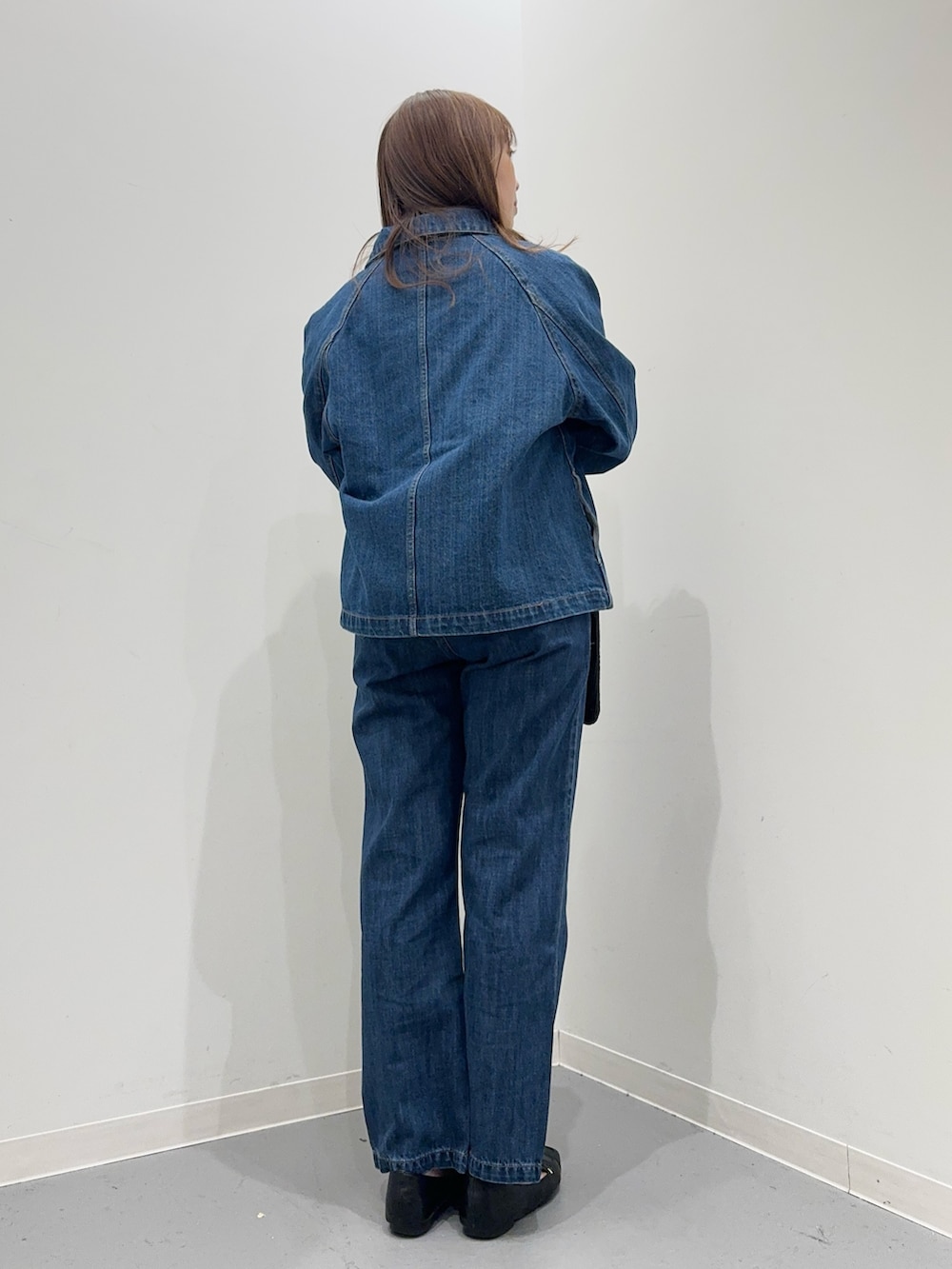 ブルー系のカバーオール、ブルー系のデニムパンツ、イエロー系のニット/セーターを着用したレディースの春コーディネートの5枚目の写真