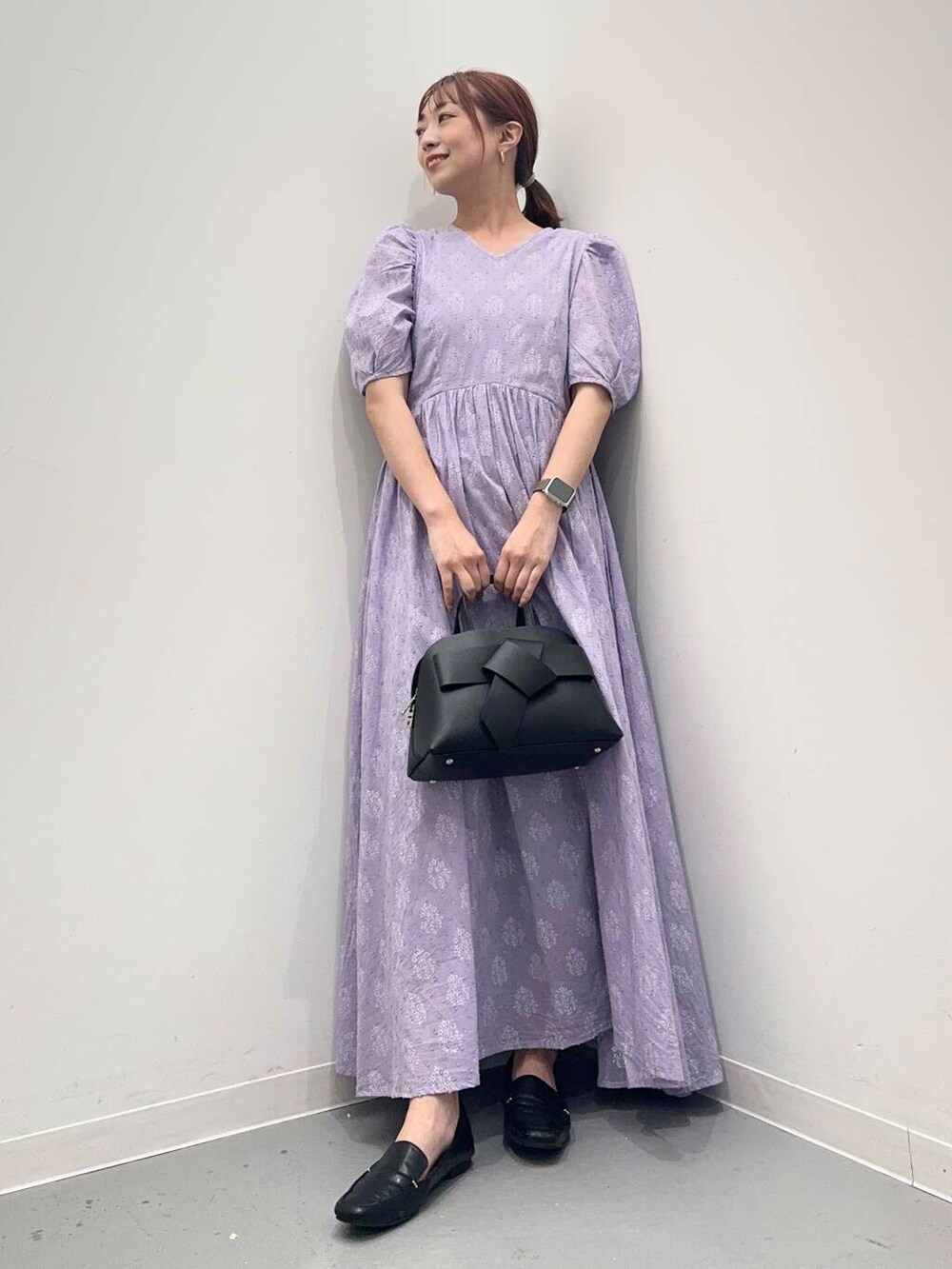 ブラック系のローファー、ブラック系のボストンバッグ、パープル系のワンピースを着用したレディースの夏コーディネートの5枚目の写真