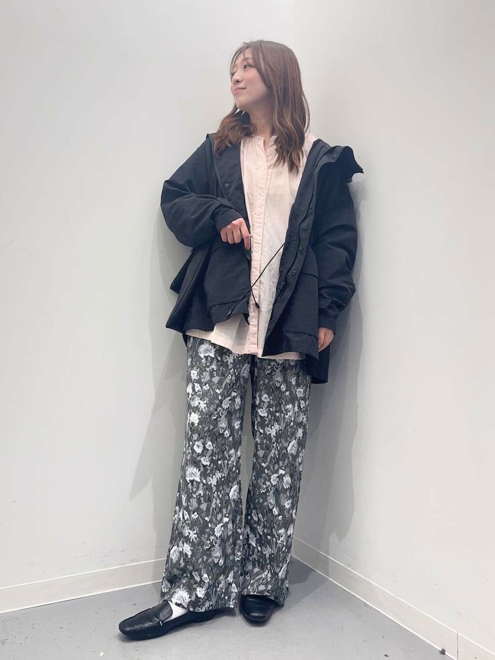 ブラック系のローファー、ブラック系のトートバッグ、ブラック系のマウンテンパーカーを着用したレディースの春コーディネートの3枚目の写真